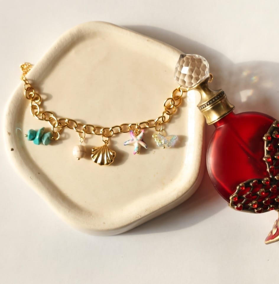 Cute 18K Gold Sea Charm Bracelet – Shell & Starfish Design